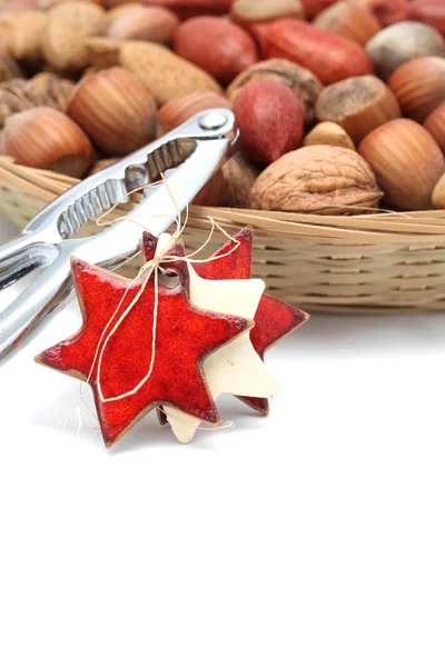 Weihnachtskorb mit Nüssen und Nussknacker — Stockfoto