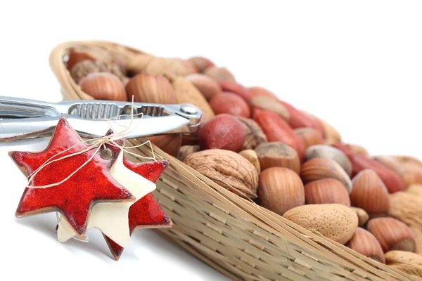 Cesta de Navidad con nueces y cascanueces — Foto de Stock
