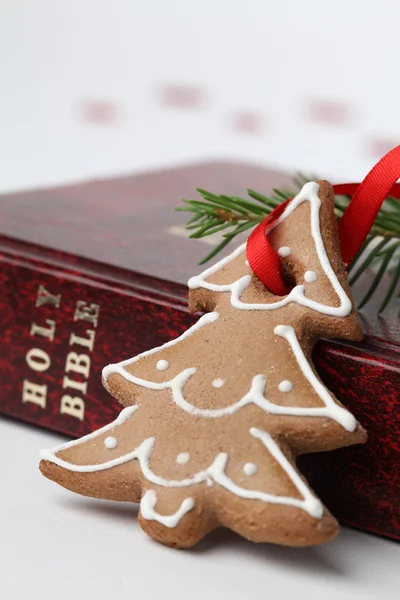 Pão de gengibre de Natal e a Bíblia — Fotografia de Stock