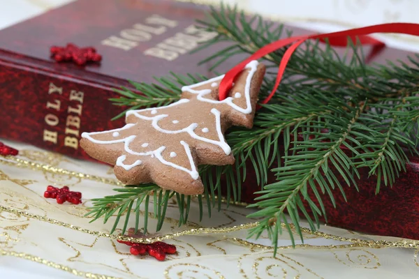 El pan de jengibre de Navidad y la Biblia — Foto de Stock