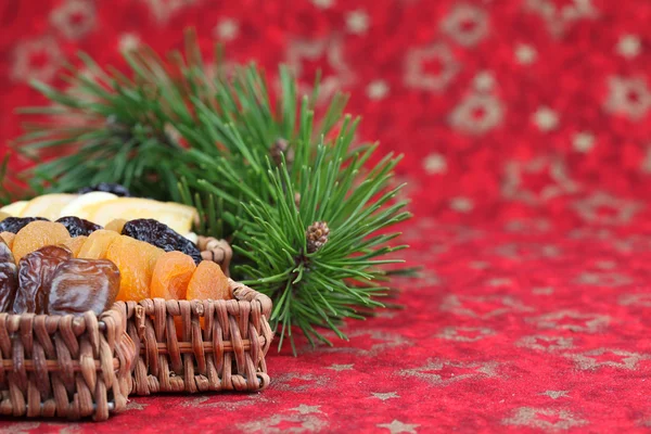 圣诞树篮子与干果 — 图库照片