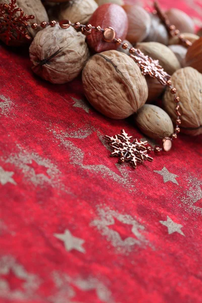 Nüsse auf weihnachtlichem Hintergrund — Stockfoto
