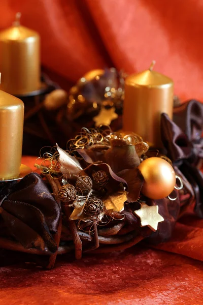 Adventní věnec s zlaté svíčky — Stock fotografie
