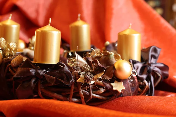 Ghirlanda d'Avvento con candele d'oro — Foto Stock