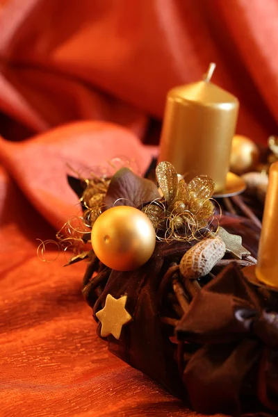 Komstkroon met gouden kaarsen — Stockfoto