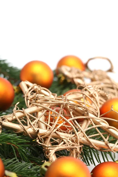 Arreglo con adornos de Navidad naranja y estrellas doradas —  Fotos de Stock