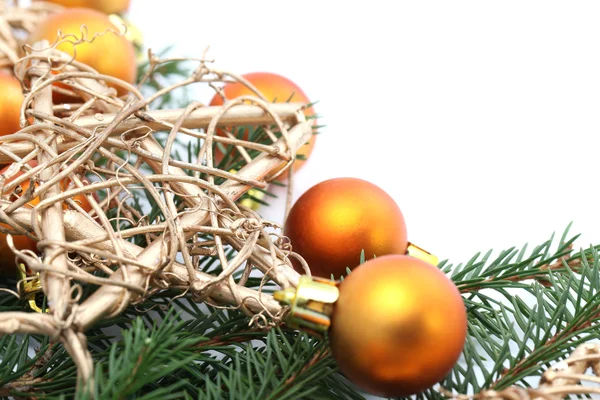 Arreglo con adornos de Navidad naranja y estrellas doradas —  Fotos de Stock