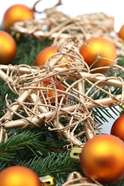Arrangement mit orangefarbenen Weihnachtsschmuck und goldenen Sternen — Stockfoto