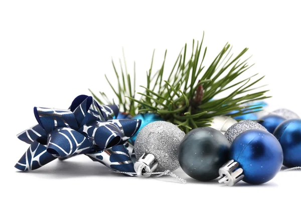 Голубые и серебряные рождественские украшения — стоковое фото