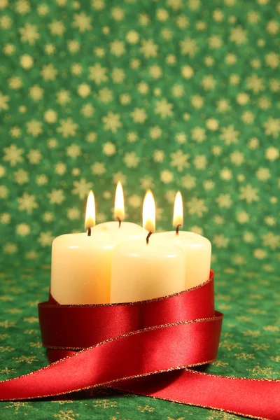 Velas con cinta sobre fondo navideño — Foto de Stock