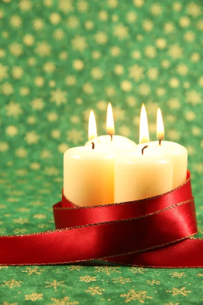 Candles with ribbon on Christmas background — Stock Photo, Image