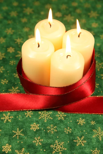 Svíčky s mašlí na vánoční pozadí — Stock fotografie