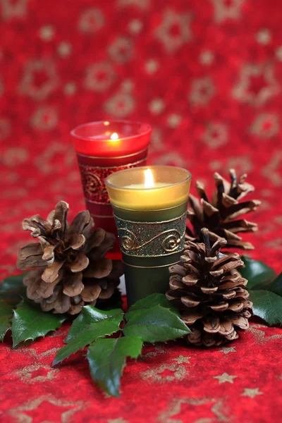 Vánoční uspořádání se svíčkami a kužely — Stock fotografie