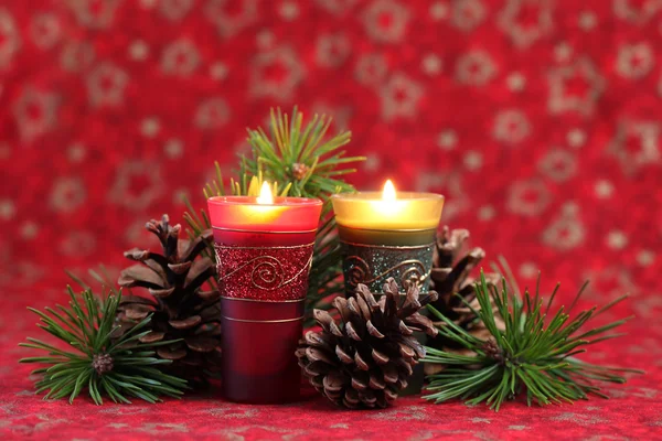 Kerststuk met kaarsen en kegels — Stockfoto