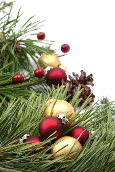 Weihnachtsschmuck mit rotem und goldenem Schmuck — Stockfoto
