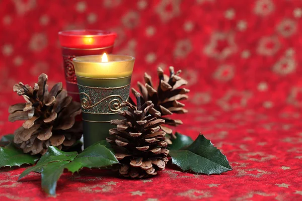 Weihnachtsschmuck mit Kerzen und Zapfen — Stockfoto