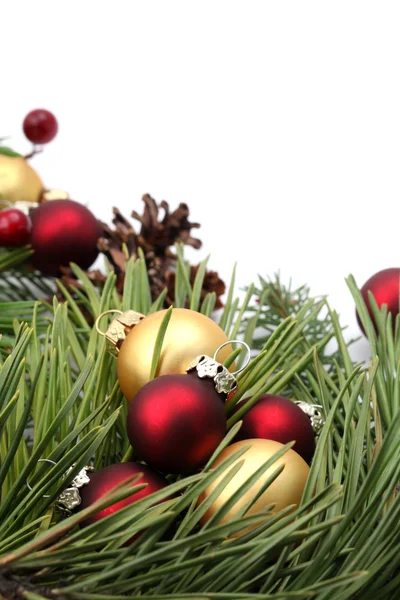 赤と金の装飾品でクリスマス アレンジメント — ストック写真