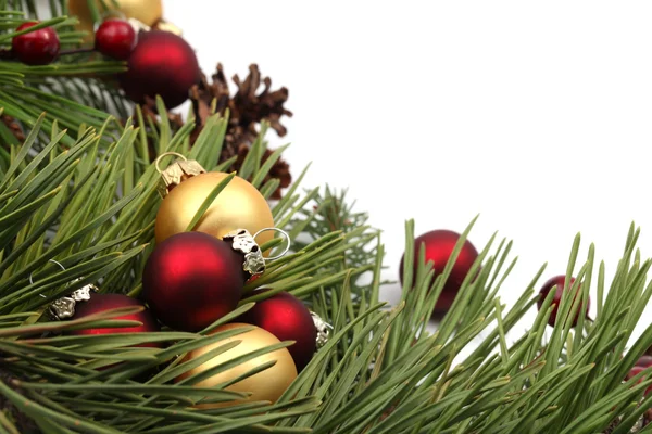 Рождественское оформление с красными и золотыми орнаментами — стоковое фото
