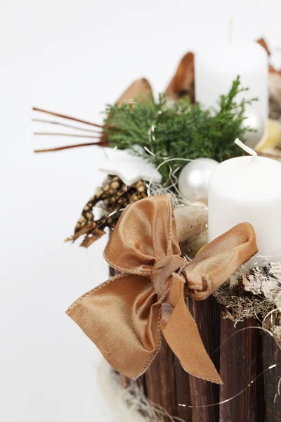 Decorazione natalizia con candele bianche — Foto Stock