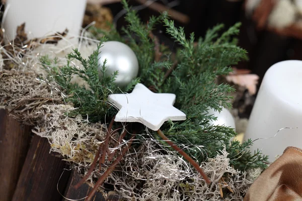 Рождественский венок с белыми украшениями — стоковое фото
