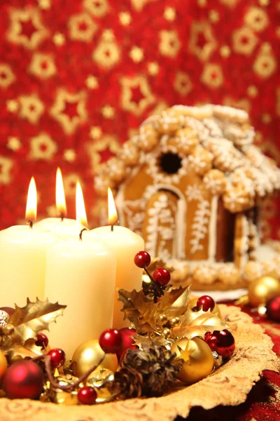 Decoración de Navidad con velas y casa de jengibre — Foto de Stock