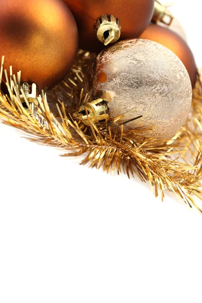 Золотые и коричневые рождественские украшения — стоковое фото