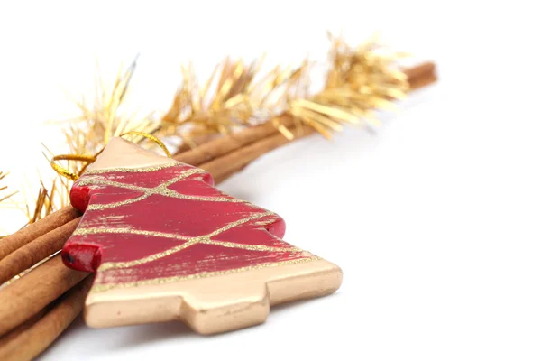 Röd jul träd prydnad och kanelstänger — Stockfoto