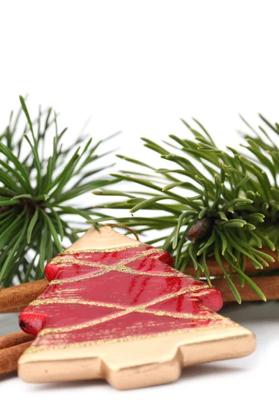 Adorno rojo del árbol de Navidad con palitos de canela y ramitas de pino —  Fotos de Stock