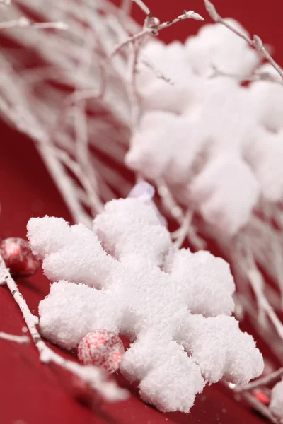 Copos de nieve en rojo —  Fotos de Stock