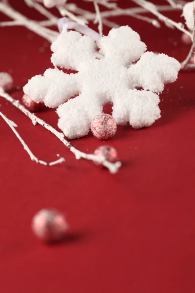 Снежинка на красном — стоковое фото