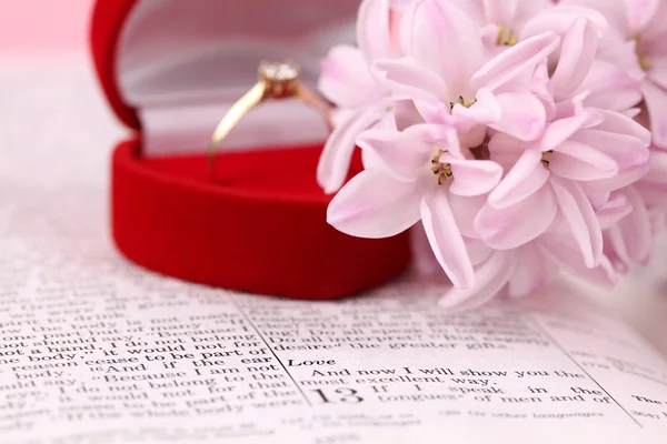 Bijbel en verlovingsring — Stockfoto