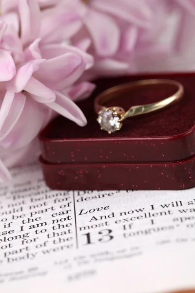 Bibbia e anello di fidanzamento — Foto Stock