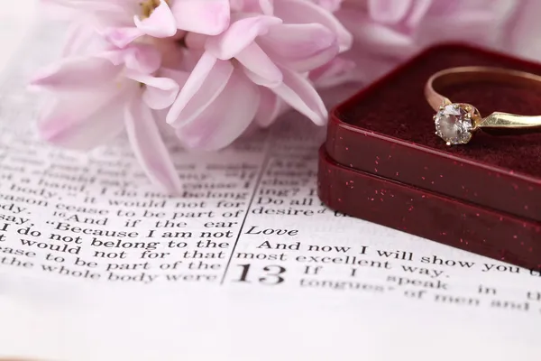 圣经 》 和订婚戒指 — 图库照片