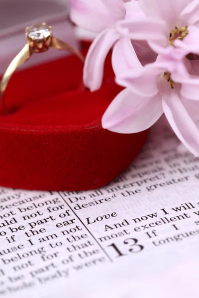 Bibel und Verlobungsring — Stockfoto