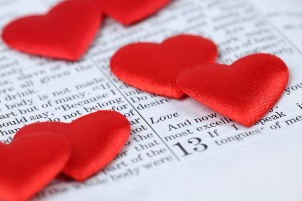 Biblia y corazones — Foto de Stock