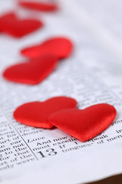 Bíblia e corações — Fotografia de Stock
