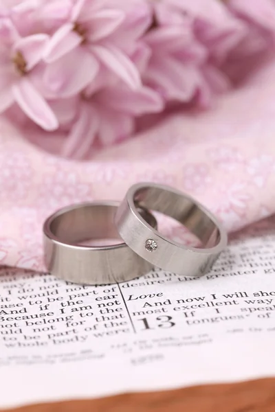 Bibbia e anelli di nozze — Foto Stock