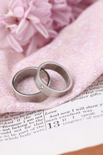 Bible and wedding rings — Stock Photo, Image