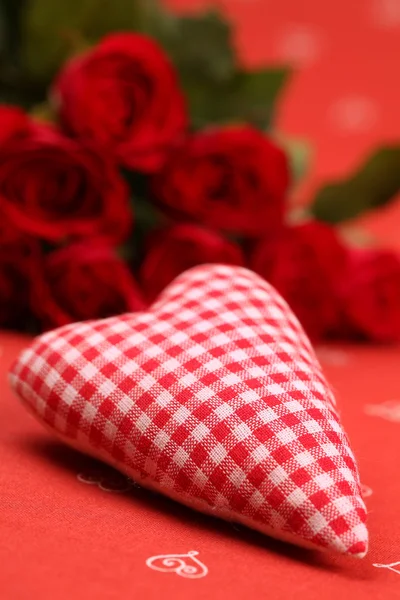 Chequered fabric heart and roses — Stock Photo, Image