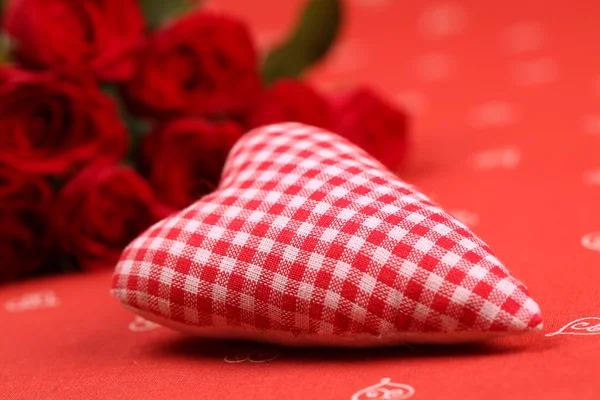 Kockás szövet szív és a rózsa — Stock Fotó