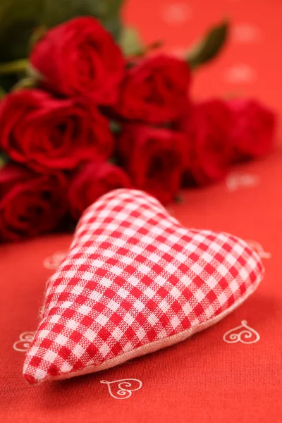 Coração de tecido verificado e rosas — Fotografia de Stock