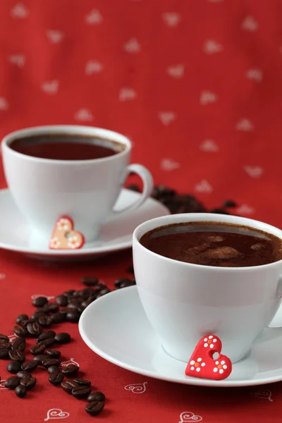 Kaffee mit Herzen und Kaffeebohnen — Stockfoto