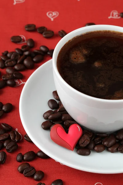 Koffie met hartjes en koffiebonen — Stockfoto