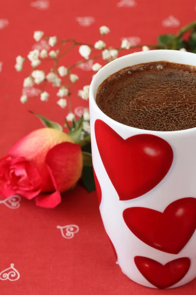 Café con corazones y rosa — Foto de Stock