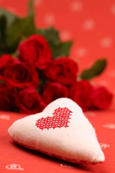 Coração bordado e rosas — Fotografia de Stock