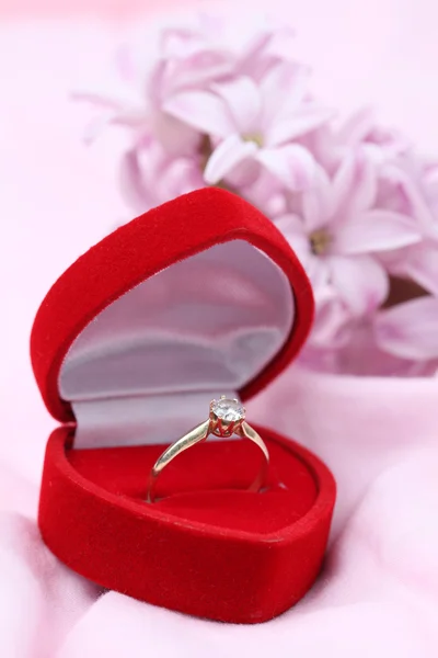 Pierścionek zaręczynowy — Zdjęcie stockowe
