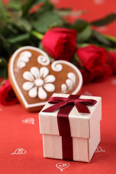 Gift, heart and roses — Stock Photo, Image