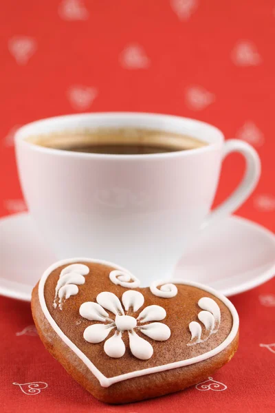 Gingerbread kalp ve kahve — Stok fotoğraf