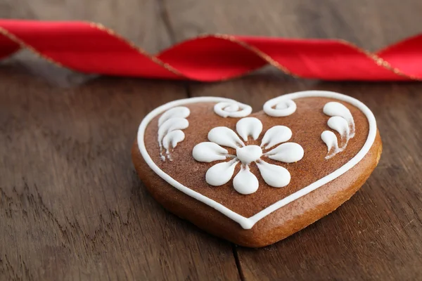 Gingerbread heart and red ribbon — ストック写真
