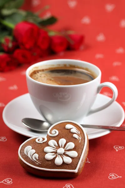 Pepparkakor hjärta med kaffe och rosor — Stockfoto